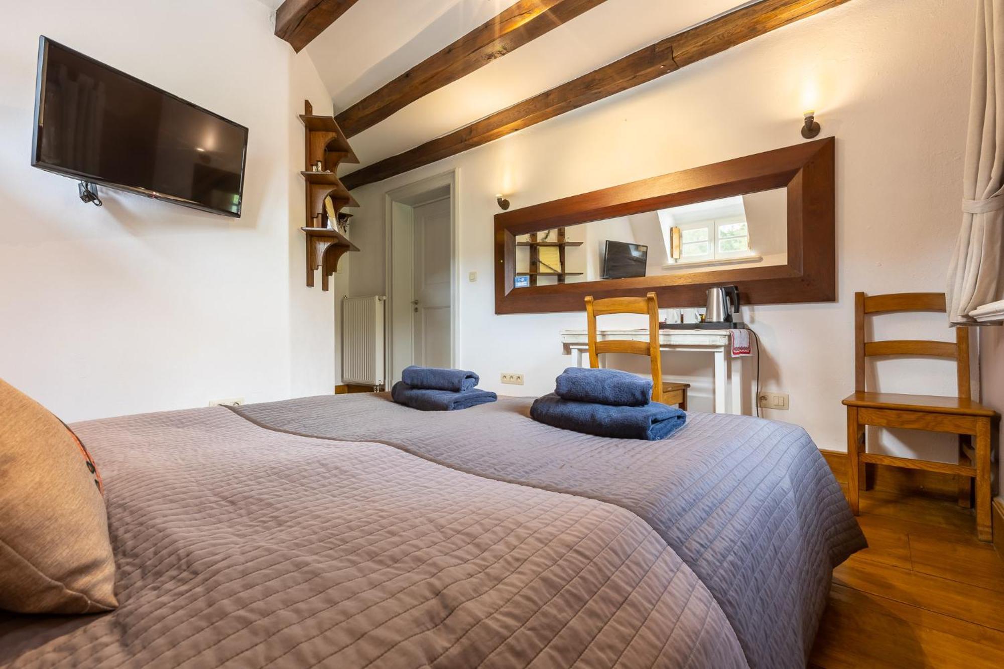 Gosciniec Pod Zajacem Bed & Breakfast Olesnica  Exterior photo